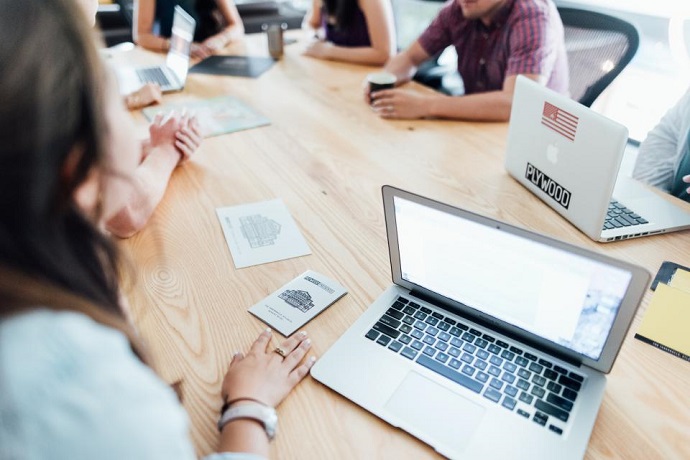 People management. Meeting at a table